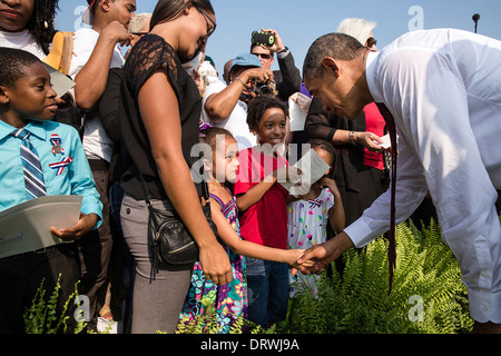 US-Präsident Barack Obama begrüßt Kinder am 11. September Einhaltung Zeremonie im Pentagon zum 12. Jahrestag der 9/11 Anschläge 11. September 2013 in Arlington, VA. Stockfoto