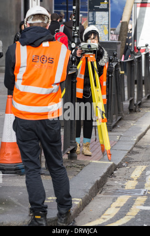 Landvermesser arbeiten mit Drehzahlmesser auf Crossrail-Baustelle in der Nähe von Tottenham Court Road, London England Vereinigtes Königreich UK Stockfoto