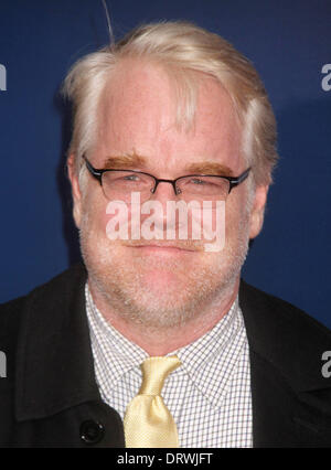 PHILIP SEYMOUR HOFFMAN, 23 Juli 1967-Feb 2, 2014, US-amerikanischer Schauspieler, der einen besten Schauspieler Oscar für seine Rolle in "Capote" gewonnen. Hoffman wurde tot von einer scheinbaren Überdosis in seiner Wohnung in Manhattan am Groundhog Day 2014 gefunden. Bild: 5. Oktober 2011 - New York, New York, USA - PHILIP SEYMOUR HOFFMAN am roten Teppich der NYC-Premiere von "the Ides of March" im Ziegfeld Theater statt. (Kredit-Bild: © Nancy Kaszerman/ZUMA-Draht-Service) Stockfoto