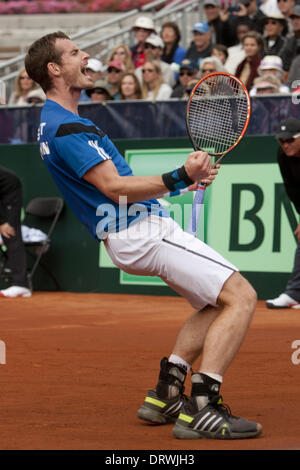 San Diego, Kalifornien, USA. 2. Februar 2014. San Diego, CA - 2. Februar 2014 - Andy Murray (Großbritannien) feiert nach Sieg gegen Sam Querrey (USA) in einem Davis Cup Tennismatch zwischen USA und Großbritannien im Petco Park in San Diego, Kalifornien statt. Großbritannien gewann 7-6, 6-7, 6-1, 6-3. Foto von Wally Nell/ZUMA Press. Bildnachweis: Wally Nell/ZUMAPRESS.com/Alamy Live-Nachrichten Stockfoto