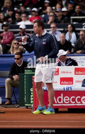 San Diego, Kalifornien, USA. 2. Februar 2014. San Diego, CA - 2. Februar 2014 - Leon Smith, Kapitän der Mannschaft Großbritannien cheers Andy Murray (Großbritannien) auf in seinem Match gegen Sam Querrey (USA) in einem Davis Cup Tennis-Match zwischen USA und Großbritannien im Petco Park in San Diego, Kalifornien statt. Großbritannien gewann 7-6, 6-7, 6-1, 6-3. Foto von Wally Nell/ZUMA Press. Bildnachweis: Wally Nell/ZUMAPRESS.com/Alamy Live-Nachrichten Stockfoto