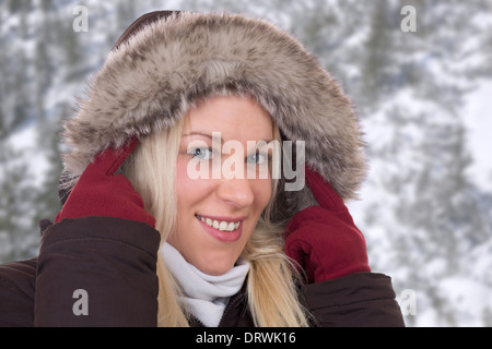 Junge Frau im Winter tragen ein Pelzkragen im freien Stockfoto