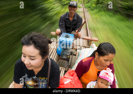 Eine berühmte Sehenswürdigkeit in Battambang ist Hingabe Eisenbahn, einheimischen gemacht Bambus für Zug verwenden Transport. Kambodscha Stockfoto