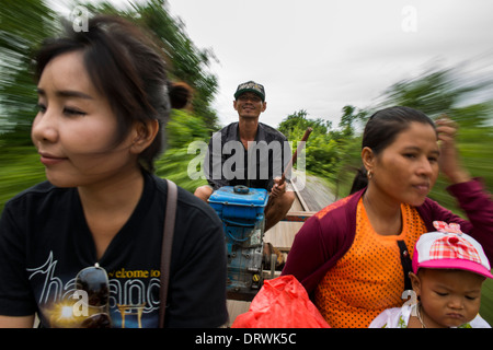 Eine berühmte Sehenswürdigkeit in Battambang ist Hingabe Eisenbahn, einheimischen gemacht Bambus für Zug verwenden Transport. Kambodscha Stockfoto