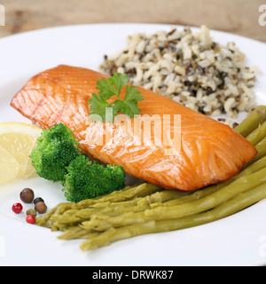 Gegrillter Lachs auf einem Teller serviert mit Spargel Stockfoto