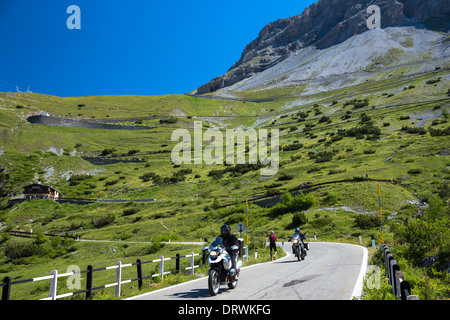 Motorräder und Walker am Stilfser Joch, Passo Dello Stelvio, Stilfser Joch, auf dem Weg Trafoi nach Bormio, Alpen, Norditalien Stockfoto