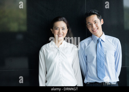 Porträt des chinesischen Business-Mann und Frau in einer modernen urbanen Umfeld. Stockfoto