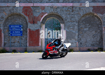 Motorradfahrer auf Honda CDR treibt der Stelvio Pass, Passo Dello Stelvio, Stilfser Joch, Bormio, Nord-Italien Stockfoto