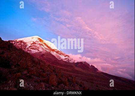 Sonnenuntergang auf dem mächtigen Vulkan Chimborazo. Höchste Gipfel Ecuadors Stockfoto