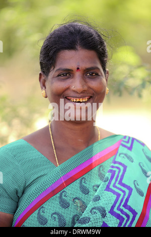 Indische Frau lächelnd in Südindien Stockfoto