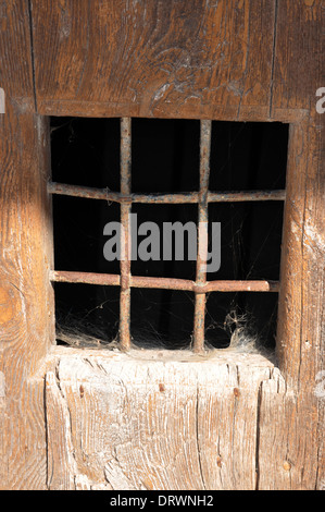 Detail eines Gitters in eine alte Holztür Stockfoto