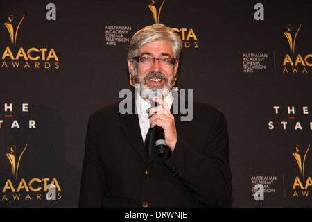 Shaun Micalleff spricht im Medienraum nach dem Gewinn der AACTA Award für die beste Performance in einer TV-Komödie. Stockfoto