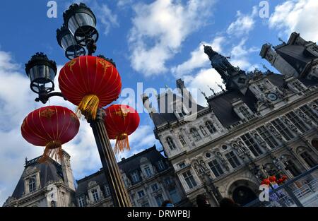 Paris, Frankreich. 2. Februar 2014. Rote Drachen hängen vor dem Rathaus in Paris, Frankreich, Februar 2014. Die jährliche Chinese Lunar New Year Parade fand am Sonntag in Paris statt. Bildnachweis: Xinhua/Alamy Live-Nachrichten Stockfoto