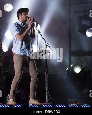 Hollywood, Kalifornien, USA. 22. Januar 2014. Young the Giant durchgeführt bei Jimmy Kimmel Live auf Mittwoch, 22. Januar 2014---SAMEER GADHIA auf der Bühne---Jimmy Kimmel Live Bänder von Montag bis Freitag jeder Woche im El Capitan Theatre in Hollywood. © David Bro/ZUMAPRESS.com/Alamy Live-Nachrichten Stockfoto