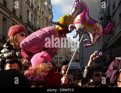 Paris, Frankreich. 2. Februar 2014. Eine Mädchen hält ein Pferd-förmigen Ballon beim Anschauen von einer Parade anlässlich des chinesischen Lunar New Year n Paris, Frankreich, Februar 2014. Die jährliche Chinese Lunar New Year Parade fand am Sonntag in Paris statt. Bildnachweis: Xinhua/Alamy Live-Nachrichten Stockfoto