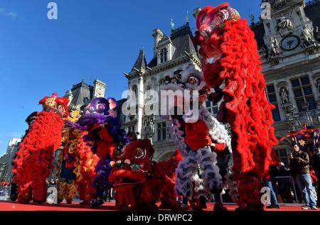 Paris, Frankreich. 2. Februar 2014. Tänzer Löwentanz während einer Parade anlässlich Chinese Lunar New Year vor dem Rathaus in Paris, Frankreich, Februar 2014. Die jährliche Chinese Lunar New Year Parade fand am Sonntag in Paris statt. Bildnachweis: Xinhua/Alamy Live-Nachrichten Stockfoto