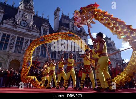 Paris, Frankreich. 2. Februar 2014. Tänzer Drachentanz während einer Parade anlässlich Chinese Lunar New Year vor dem Rathaus in Paris, Frankreich, Februar 2014. Die jährliche Chinese Lunar New Year Parade fand am Sonntag in Paris statt. Bildnachweis: Xinhua/Alamy Live-Nachrichten Stockfoto