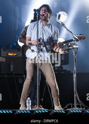 Hollywood, Kalifornien, USA. 22. Januar 2014. Young the Giant durchgeführt bei Jimmy Kimmel Live auf Mittwoch, 22. Januar 2014---SAMEER GADHIA auf der Bühne---Jimmy Kimmel Live Bänder von Montag bis Freitag jeder Woche im El Capitan Theatre in Hollywood. © David Bro/ZUMAPRESS.com/Alamy Live-Nachrichten Stockfoto