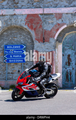 Motorradfahrer auf Honda CDR treibt der Stelvio Pass, Passo Dello Stelvio, Stilfser Joch, Bormio, Nord-Italien Stockfoto