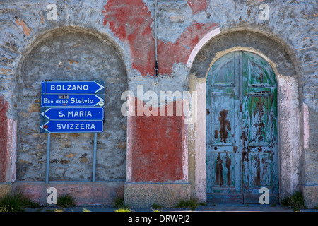 Wegweiser auf der Stelvio Pass, Passo Dello Stelvio, Stilfser Joch, in Norditalien verweist auf Bozen, Santa Maria und Svizzera Stockfoto