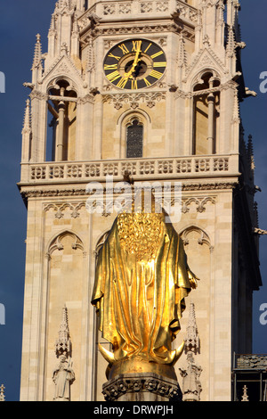 Goldene Christus Statue vor Zagreb Kathedrale, Kroatien Stockfoto