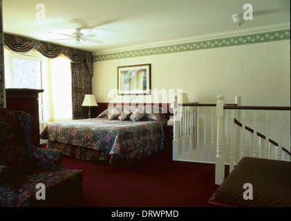 Chateau Lake Wunderer, Banff Nationalpark, Alberta, Kanada. Krone-Suite, Bett und Schlafzimmer Stockfoto