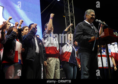 San Salvador, El Salvador. 2. Februar 2014. Präsidentschaftskandidat von der rechtsextremen nationalen Republikanischen Allianz (ARENA), Norman Quijano (R), spricht während einer Kundgebung im Zusammenhang mit dem Wahltag in Stadt San Salvador, Hauptstadt von El Salvador, am 2. Februar 2014. Bildnachweis: Oscar Rivera/Xinhua/Alamy Live-Nachrichten Stockfoto