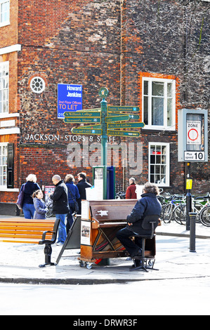 Ein Straßenmusikant in York, Großbritannien mit dem Klavierspiel. Stockfoto