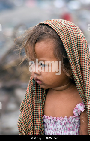 Ein junges Mädchen, die in Armut lebenden steht inmitten von Müll an den giftigen Ladfill Stung Meanchey in Phnom Penh, Kambodscha. Stockfoto