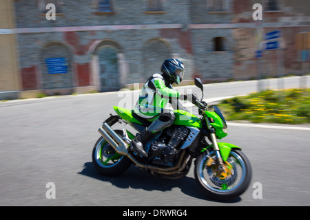 Motorradfahrer auf Kawasaki Motorrad fährt der Stelvio Pass, Passo Dello Stelvio, Stilfser Joch, Bormio, Italien Stockfoto