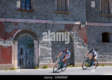 Radfahrer fahren auf der Stelvio Pass, Passo Dello Stelvio, Stilfser Joch, in Norditalien Roadbikes von Bianchi Stockfoto