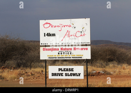 Okonjima AfriCat Foundation Zeichen an der Seite der Straße führt in das Naturschutzgebiet für Leoparden und Geparden, Namibia. Stockfoto