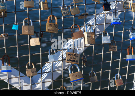 Liebesbeweise an Lagan Weir Bridge in Belfast Titanic Quarter angeschlossen Stockfoto