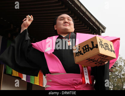 Tokio, Japan. 3. Februar 2014. Mongolischer Sumo grand Champion HAKUHO wirft Packungen mit Bohnen während der jährlichen Bean werfen Festival am Narita-San-Fudoson-Tempel am 3. Februar 2014 in Narita, Japan. Bildnachweis: Koichi Kamoshida/Jana Press/ZUMAPRESS.com/Alamy Live-Nachrichten Stockfoto