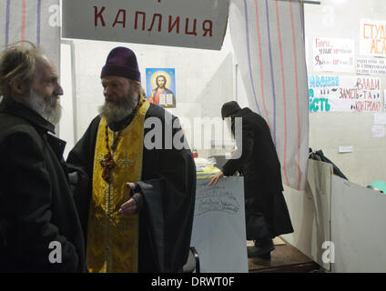 Kiew, Ukraine. 3. Februar 2014. International Convention Center, besser bekannt als ukrainische Haus hat seit 26. Januar 2014 von Euromajdan Demonstranten besetzt. Bibliothek, Konferenzraum, Kapelle und Platz zum schlafen, entstanden im Inneren des Gebäudes. Priester der Demonstranten Kapelle im ukrainischen Haus. Bildnachweis: Oleksandr Rupeta/Alamy Live-Nachrichten Stockfoto