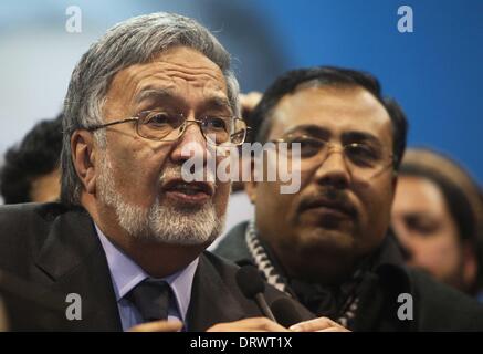 Kabul, Afghanistan. 3. Februar 2014. Afghanische Präsidentschaftskandidat Zalmai Rasoul hält eine Rede an seine Anhänger während einer Wahl sammeln, in Kabul, Afghanistan am 3. Februar 2014. ein Präsidenten hoffnungsvoller und ehemaliger Außenminister Zalmai Rasoul am Montag versprochen, zur Unterstützung der Pressefreiheit und Demokratie im Post-Taliban Afghanistan zu steigern, wenn gewinnt die kommenden Wahlen. Bildnachweis: Xinhua/Alamy Live-Nachrichten Stockfoto