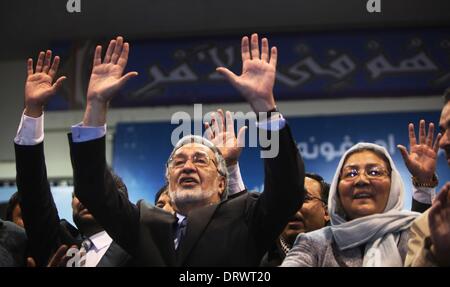 Kabul, Afghanistan. 3. Februar 2014. Afghanischen Präsidentschaftskandidaten "Wellenlinien" Zalmai Rasoul (C) an seine Anhänger nach seiner Rede während einer Wahl sammeln, in Kabul, Afghanistan am 3. Februar 2014. ein Präsidenten hoffnungsvoller und ehemaliger Außenminister Zalmai Rasoul am Montag versprochen, zur Unterstützung der Pressefreiheit und Demokratie im Post-Taliban Afghanistan zu steigern, wenn gewinnt die kommenden Wahlen. Bildnachweis: Xinhua/Alamy Live-Nachrichten Stockfoto