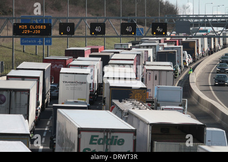 Essex, UK, Stock 2. April 2013 Bilder des Verkehrs auf der M25 Junction 29 bis 28 Stockfoto