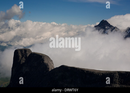 Luftaufnahme der Gipfel Romsdalshorn (links) und Store Vengetind (rechts) im Tal Romsdalen, Møre Og Romsdal, Norwegen. Stockfoto