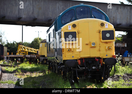 Klasse 37 Diesel Lokomotive restauriert im Caledonian Eisenbahnen. Das Sitzen an Brücke von Dun. Brechin. Schottland Großbritannien. Klasse 37 s Diesel Stockfoto