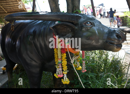 Einen großen schwarzen Büffel Skulptur mit Blumengirlande um den Hals, Minburi Markt, Thailand Stockfoto