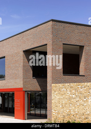 Str. Thomas der Apostel College, London, Vereinigtes Königreich. Architekt: Verbündete und Morrison, 2013. Eingang-Detail. Stockfoto