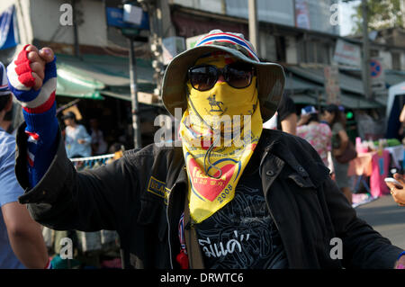 Bangkok, Thailand. 2. Februar 2014. Eine maskierte Anti-Regierungs-Demonstranten "Wellenlinien" Faust & Gesänge "Yingluck raus!" an der Sukhumvit Road, einer der Bangkoks belebtesten Straßen. Die demokratische Reform Volkskomitee genannt für einen "nationalen Picknick" Tag auf den Straßen von Bangkok Opposition zur heutigen nationalen Wahlen zum Ausdruck bringen. Nach 3 Monaten protestieren, es gibt noch Tausende von Demonstranten auf den Straßen von Bangkok fordern den Rücktritt von Ministerpräsident Thailands Yingluck Shinawatra. "Shutdown Bangkok" ist durch das Volk demokratische Reform Committee (Separatistischen) organisiert. Bildnachweis: Kraig Lieb / Alamy Li Stockfoto