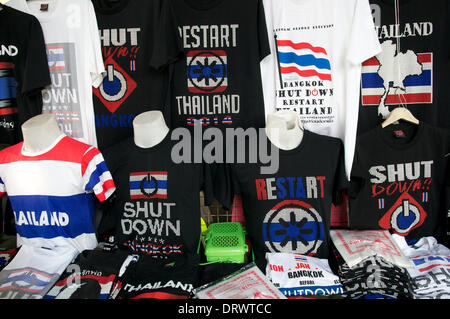 Bangkok, Thailand. Februar 2014. Eine Collage aus „Shutdown Bangkok, Restart Thailand“-T-Shirts in einem Pop-up-Shop. Am Tag der nationalen Wahlen haben die Thais die Proteststätten in einen Flohmarkt verwandelt. Nach drei Monaten des Protests sind immer noch Tausende von Demonstranten auf den Straßen Bangkoks, die den Rücktritt des thailändischen Premierministers Yingluck Shinawatra fordern. "Shutdown Bangkok" wird vom Demokratischen Reformkomitee des Volkes (PDRC) organisiert. Kredit: Kraig Lieb / Alamy Live News Stockfoto