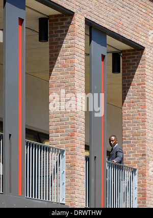 Str. Thomas der Apostel College, London, Vereinigtes Königreich. Architekt: Verbündete und Morrison, 2013. Äußere Detail mit Lehrer. Stockfoto