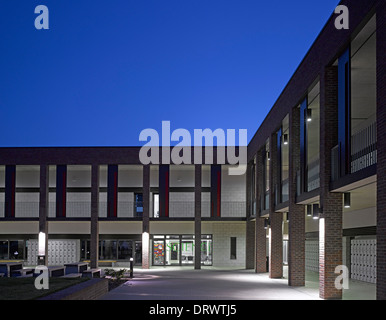 Str. Thomas der Apostel College, London, Vereinigtes Königreich. Architekt: Verbündete und Morrison, 2013. Twilight-Ansicht. Stockfoto