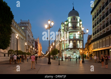 Verfassung und Umgebung: Avenue, Sevilla, Andalusien, Spanien, Europa Stockfoto