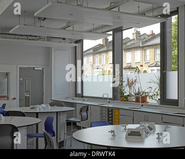 Str. Thomas der Apostel College, London, Vereinigtes Königreich. Architekt: Verbündete und Morrison, 2013. Science-Lab. Stockfoto