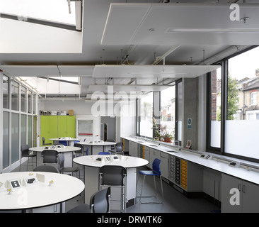 Str. Thomas der Apostel College, London, Vereinigtes Königreich. Architekt: Verbündete und Morrison, 2013. Science-Lab. Stockfoto