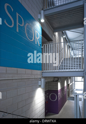 Str. Thomas der Apostel College, London, Vereinigtes Königreich. Architekt: Verbündete und Morrison, 2013. Link-Treppe. Stockfoto